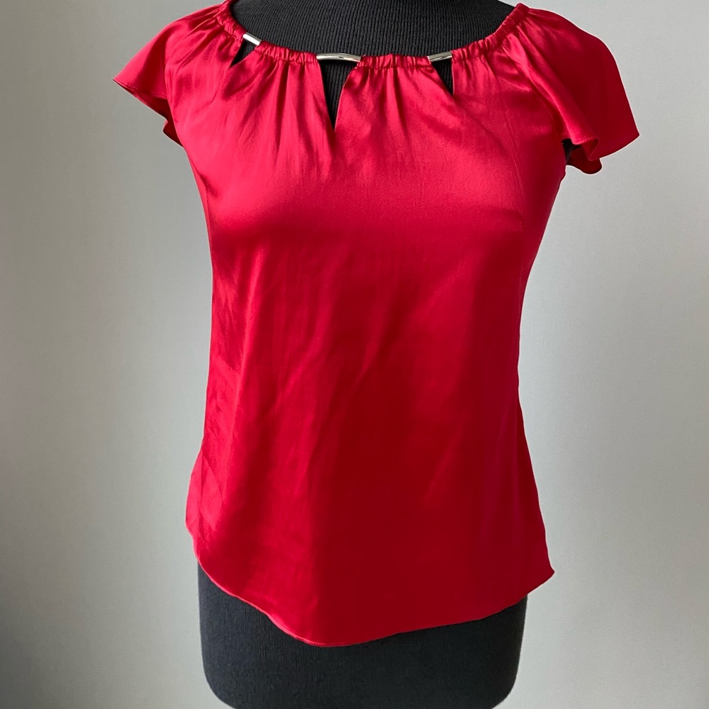 WHITE BLACK MARKET: SHORT SLEEVE SILK TOP
